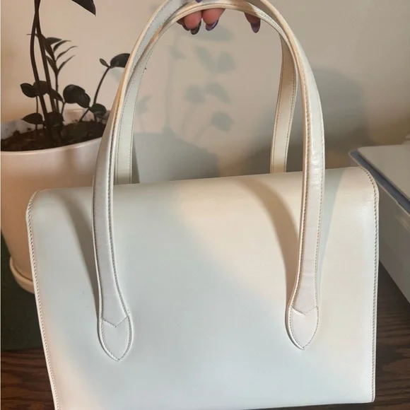 Authentic Gucci Elegant White Leather Shoulder Bag - Picture 2 of 10